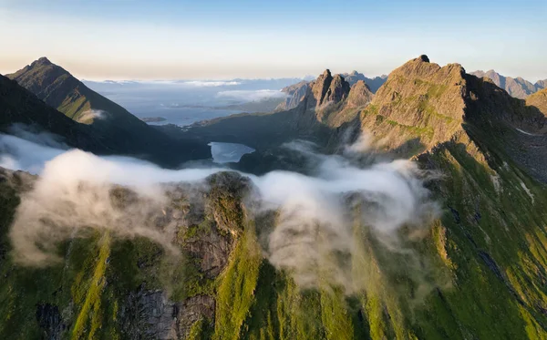 Amazing Top View Green Mountain Range Covered White Smokey Clouds — Stok fotoğraf
