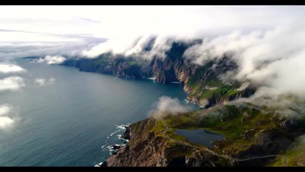 Increíble Vista Aérea Cordillera Mar Cubierto Por Densas Nubes Blancas — Vídeo de stock