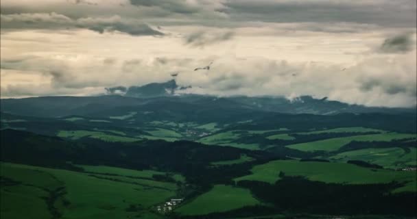 Удивительный Ландшафт Белыми Пасмурными Облаками — стоковое видео