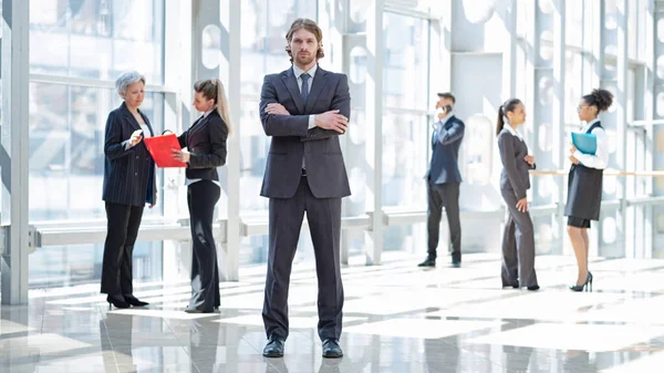 Hansome Joven Hombre Negocios Traje Formal Pie Delante Colegas Construcción —  Fotos de Stock