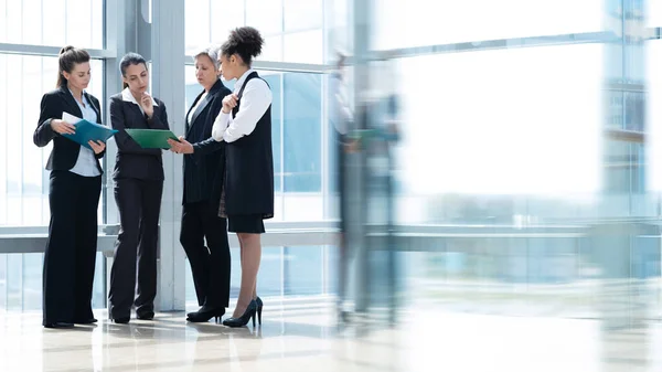 Multi Ethnic Group Business Women Office Lobby Modern Building Female — Stock Photo, Image