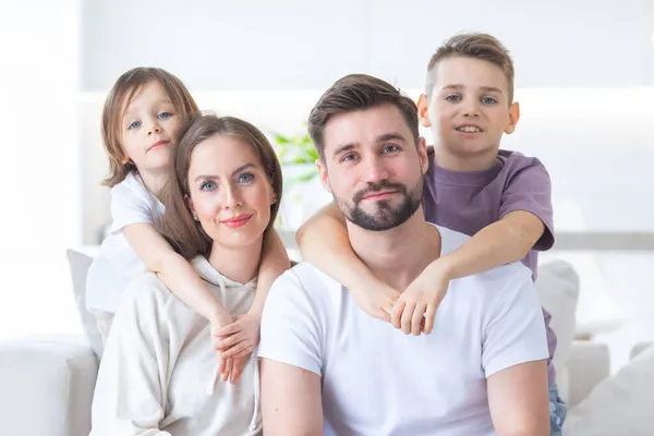 Portrait Famille Jeunes Parents Avec Leurs Deux Enfants Maison Desgin — Photo