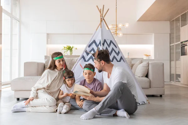 Счастливая Семья Родителей Двух Детей Играющих Индейцев Дома Wigwam Палатка — стоковое фото