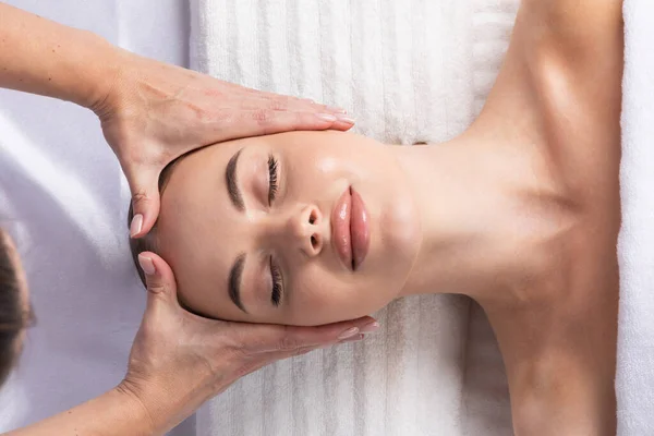 Massagem Facial Close Uma Jovem Mulher Recebendo Tratamento Spa — Fotografia de Stock