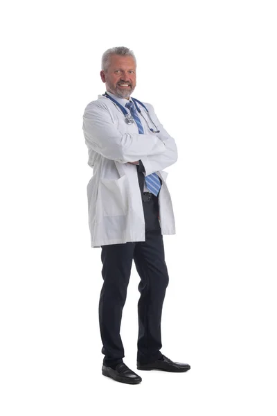 完全な長さの肖像画の幸せな成熟した医師立っているとともに白い背景に隔離された腕 — ストック写真