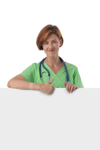 Médecin Femme Sourire Avec Stéthoscope Tenir Carte Blanche Avec Espace — Photo