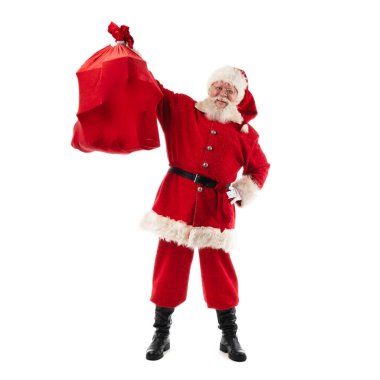 Noel Baba beyaz arka planda izole edilmiş Noel hediyesi çantası gösteriyor