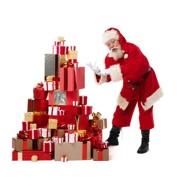 Papai Noel Dançando Perto Grande Pilha Presentes Natal Isolado Fundo — Fotografia de Stock