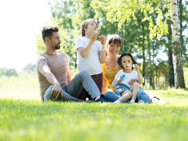 Gelukkige Familie Van Moeder Vader Twee Kinderen Blazen Bubbels Zomerpark — Stockfoto