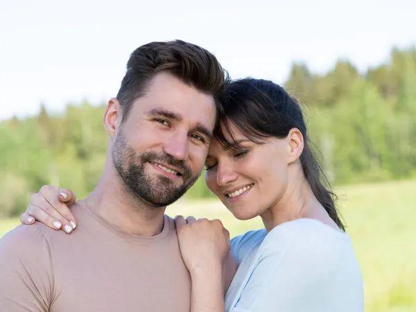 Midden Volwassen Gelukkig Paar Knuffel Wandelen Zomer Weide — Stockfoto