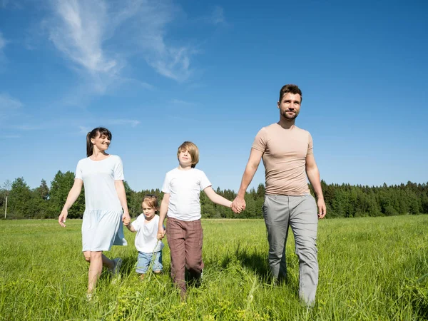 Aile Yaz Otlaklarında Ele Tutuşup Gülümsüyor — Stok fotoğraf