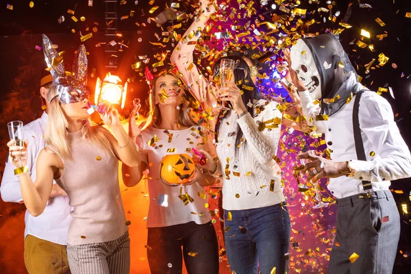 ハロウィンパーティーで一緒に踊る幸せな人々の男性と女性 — ストック写真