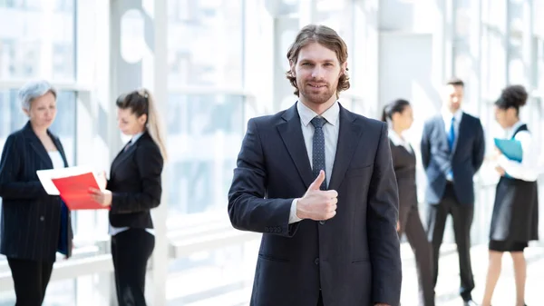 Hansome Jovem Empresário Terno Formal Com Polegar Para Cima Frente — Fotografia de Stock