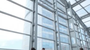 İş adamları modern binanın ofis lobisinde dokümanlardan bahsediyorlar.