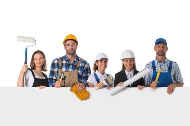 Boş afişi olan bir grup sanayi işçisi beyaz arka planda izole edilmiş