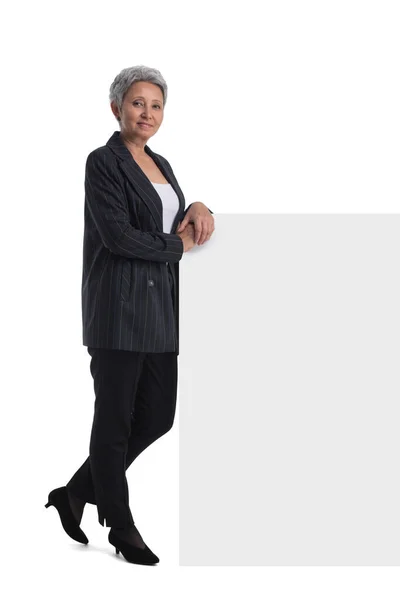 Maturo Asiatico Business Donna Holding Vuoto Testo Segno Bianco Sfondo — Foto Stock