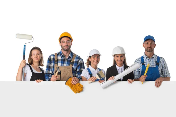 Groep Van Industriële Arbeiders Met Blanco Spandoek Geïsoleerd Witte Achtergrond — Stockfoto