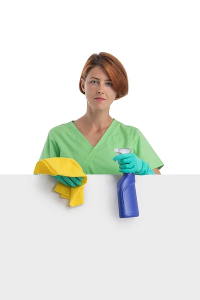 Elinde Bez Parçasıyla Temizlikçi Bir Kadın Deterjan Spreyi Tutuyor Temizliği — Stok fotoğraf
