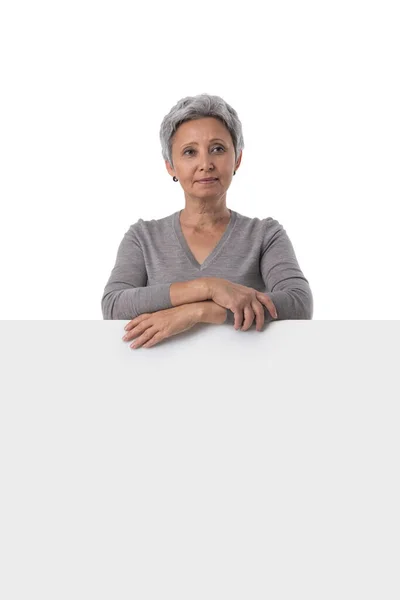 Mature Asiatique Femme Tient Vide Texte Conseil Sur Fond Blanc — Photo