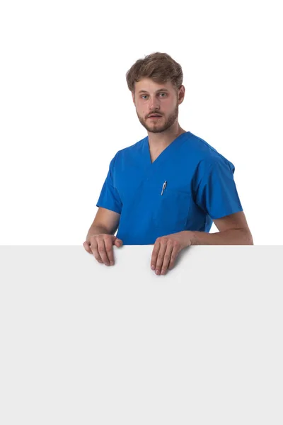 Porträtt Snygg Kaukasisk Manlig Läkare Sjuksköterska Med Blank Fana Isolerad — Stockfoto
