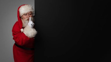 Noel Baba dudaklarını tutarak süpriz bir konsept yaratıyor.
