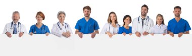 Birçok kendine güvenen çoklu etnik doktor büyük boş reklam panosu tutuyor. Beyaz arka planda izole edilmiş, metin için kopyalama alanı