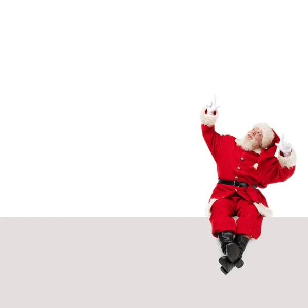 Der Weihnachtsmann Sitzt Auf Einer Leeren Platte Und Zeigt Isoliert — Stockfoto