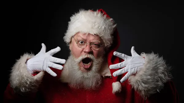 Śmieszny Krzyk Świętego Mikołaja Gest Wyjaśniający Zasady Czarne Tło — Zdjęcie stockowe