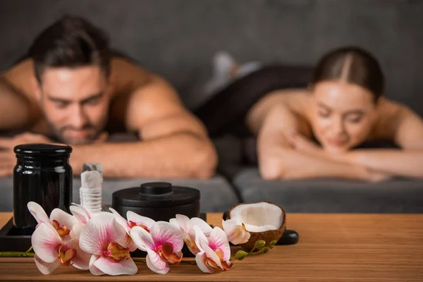 Paar Auf Den Massagetischen Wellness Salon Liegend Schönheitsbehandlungskonzept — Stockfoto