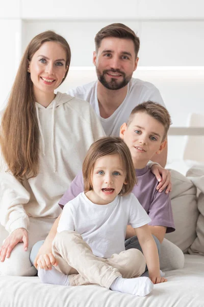 一个快乐的家庭在家里微笑的画像 — 图库照片