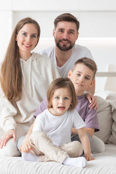 Portret Van Een Gelukkig Gezin Dat Thuis Lacht — Stockfoto