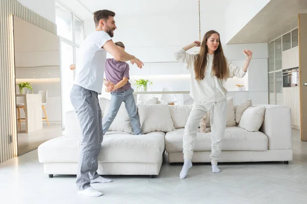 Aile Evde Oturma Odasında Dans Ederken Iyi Eğlenceler Mutlu Aile — Stok fotoğraf