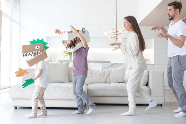 Gelukkig Gezin Van Ouders Twee Kinderen Spelen Dinosaurussen Thuis Kinderen — Stockfoto