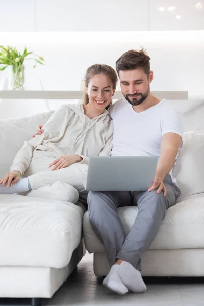 Portret Van Een Volwassen Stel Ontspannen Woonkamer Zitten Samen Surfen — Stockfoto