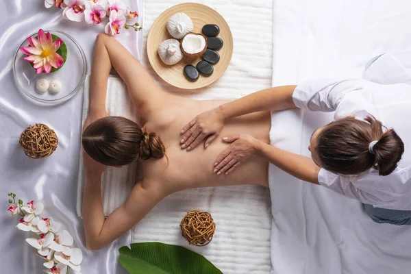 Frau Wellnessbereich Thailändische Massage Draufsicht Schönheitsbehandlungskonzept Orchidee Und Lotusblumen Kokosnusssteine — Stockfoto