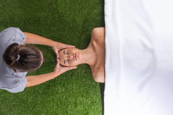 Kobieta Spa Masaż Twarzy Procedur Czyszczenia Skóry Widok Góry Strzał — Zdjęcie stockowe