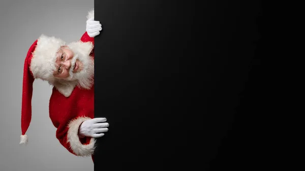 Papai Noel Com Cartaz Papel Preto Com Espaço Cópia Para — Fotografia de Stock