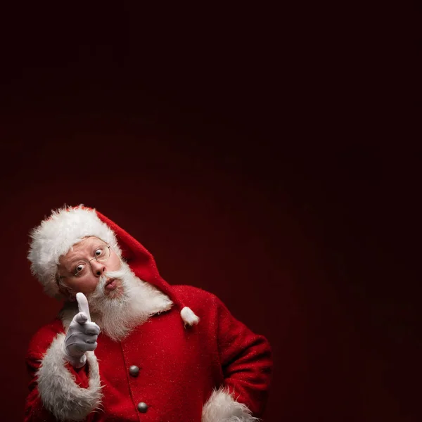 Retrato Santa Claus Divertido Apuntando Usted Fondo Con Espacio Copia — Foto de Stock
