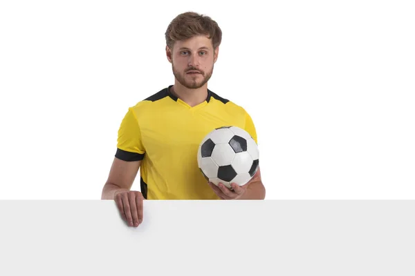 Ποδόσφαιρο Παίκτης Κίτρινο Φανέλα Κρατήσει Μπάλα Άδειο Πανό Απομονώνονται Λευκό — Φωτογραφία Αρχείου