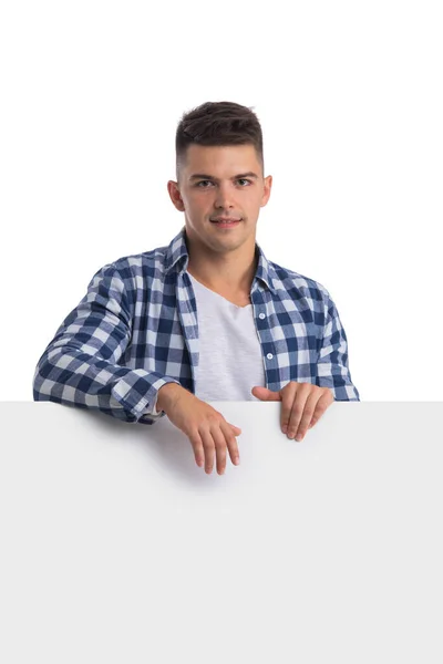 Joven Feliz Hombre Casual Holsing Banner Blanco Aislado Fondo Blanco — Foto de Stock