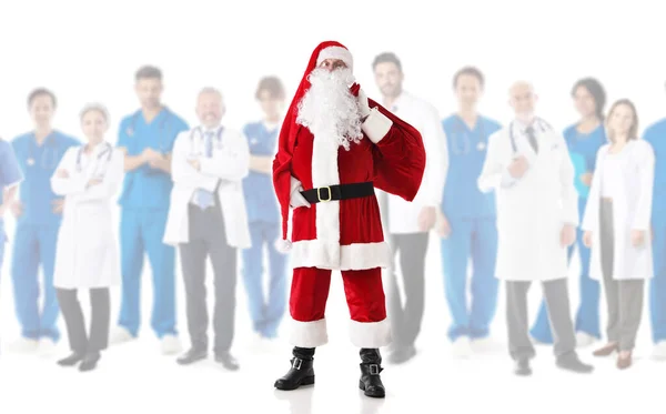 サンタクロースとドクターチームクリスマスおめでとうございます冬の販売のコンセプト — ストック写真