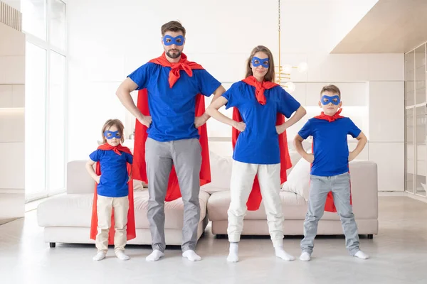 Familia Feliz Trajes Superhéroe Juega Aventura Casa —  Fotos de Stock
