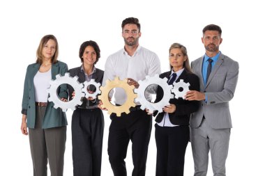 Bir grup mutlu iş adamı çarklı takım çalışması yapıyor. Beyaz arka planda izole edilmişler.