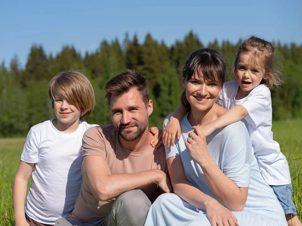 Mutlu Genç Güzel Bir Aile Yaz Otlağında Ebeveynler Çocuklar — Stok fotoğraf