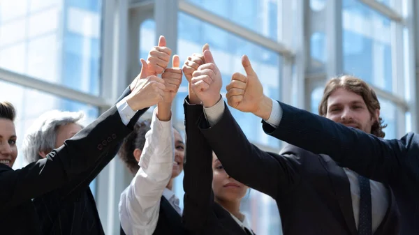 Jóvenes Empresarios Exitosos Mostrando Pulgares Hacia Arriba Oficina —  Fotos de Stock