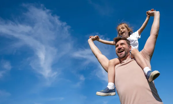 在夏日休息的时候 快乐男人挽着小女儿脖子的画像 — 图库照片