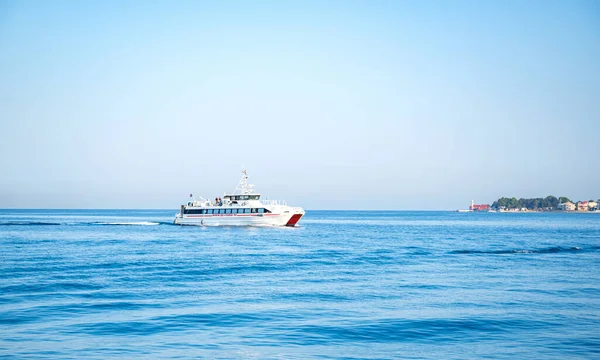 Корабль входит в порт Задар, Хорватия. — стоковое фото