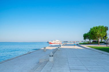 Zadar, Hırvatistan - 30 Temmuz 2021: Zadar kentinin dolumu.