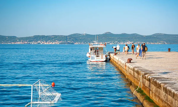 Ein Ausflugsboot holt Touristen in der Stadt Zadar, Kroatien ab. — Stockfoto