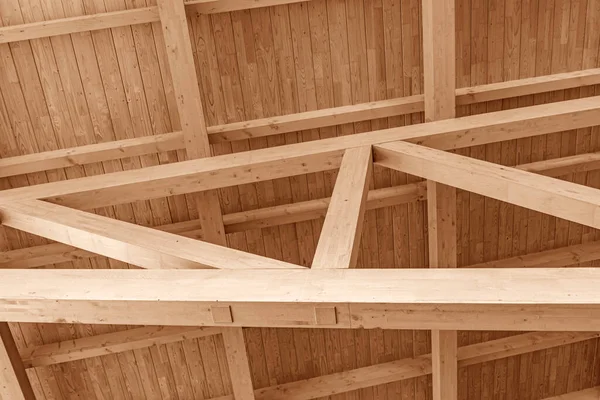 Dřevěná střešní konstrukce. Překrývající se dřevěný dům. — Stock fotografie